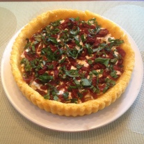 Polenta tart with sun-dried tomatoes, goat cheese and basil